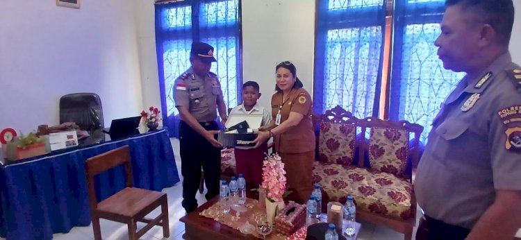 Tergerak Melihat Siswa Bersekolah Pakai Sandal, Kapolsek Kota Raja Berikan Bantuan Sepatu Sekolah.
