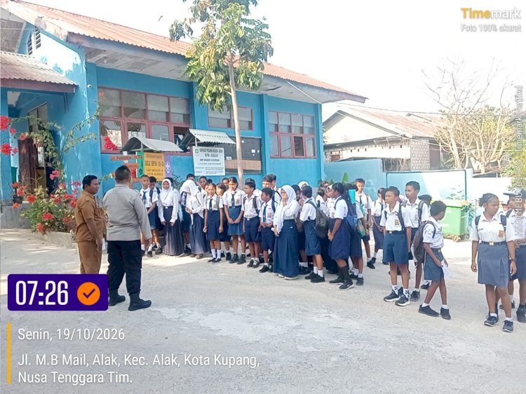 Hadir dengan Pendekatan Humanis, Bhabinkamtibmas Penkase Oeleta Bersama Guru Bina Kedisiplinan Siswa SMP Negeri 14 Kupang.