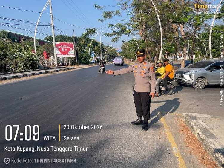 Kapolsek Kota Raja AKP Frids Mada Lakukan Pengaturan Arus Lalu Lintas di Jalan Frans Seda