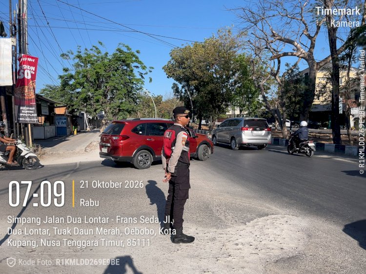 Jaga Kelancaran Arus Lalu Lintas, Personel Samapta Polresta Kupang Kota Bantu Pengaturan dan Penyeberangan Warga.
