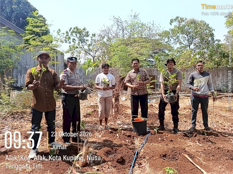 Bersama Personel dan Masyarakat, Kapolsek Alak Manfaatkan Lahan Kosong untuk Dukung Ketahanan Pangan.