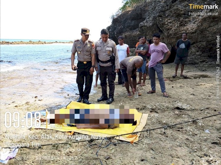 Polsek Alak Evakuasi Jenazah Pria yang Ditemukan di Pesisir Pantai Nunhila