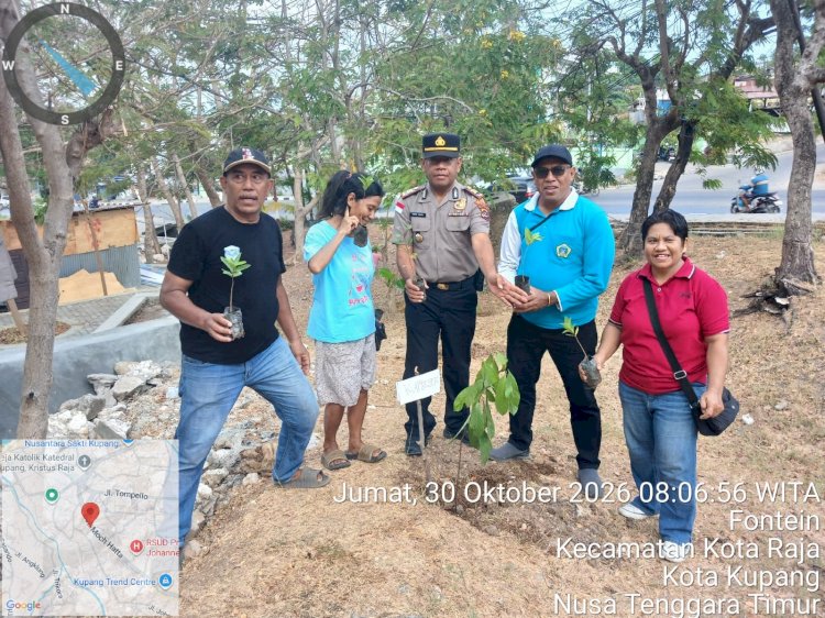 Dukung Program Quick Wins Kapolri, Polsek Kota Raja Bersama Warga Tanam 20 Anakan Pohon di Taman Fontein
