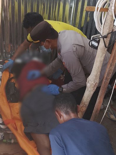 Polsek Alak Respons Cepat Laporan Warga, Evakuasi Jenazah Pria yang Ditemukan Meninggal Dunia di Batuplat.