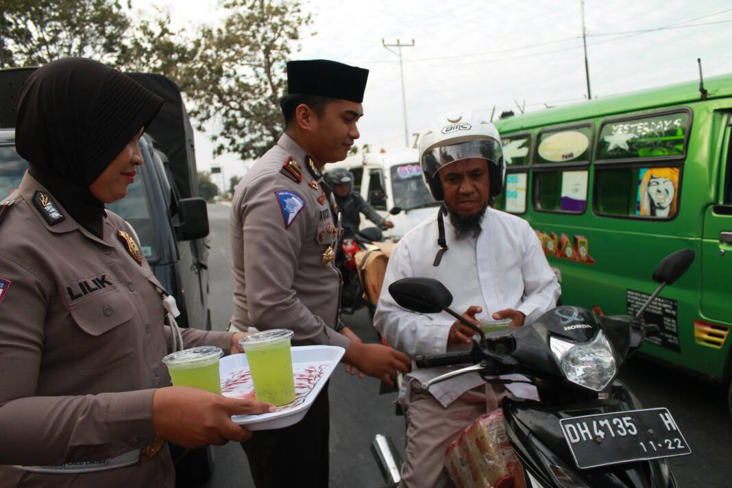 Satlantas Polres Kupang Kota Ngabuburit Sambil Layani Perpanjangan SIM.