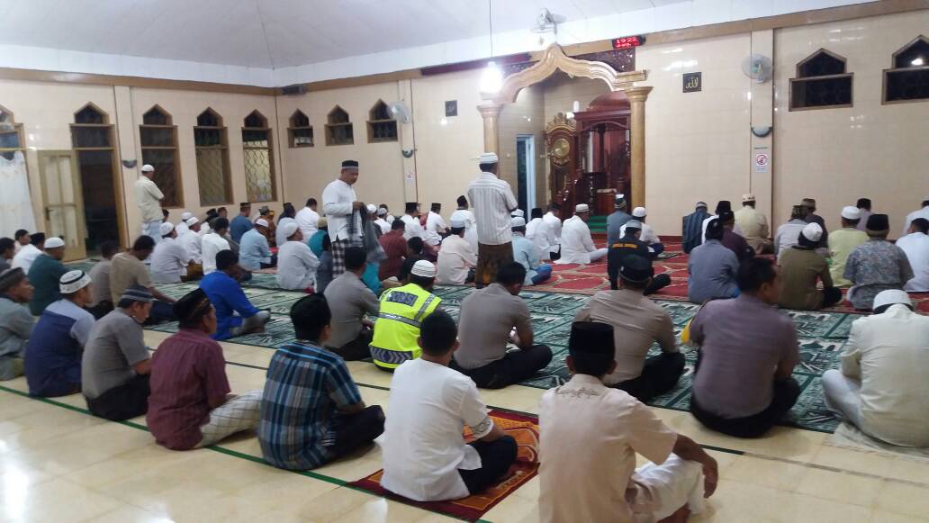 Silturahmi Tokoh Ulama, Kapolsek Kelapa Lima Sholat Isya dan Taraweh Berjamaah di Masjid Baiturahman.
