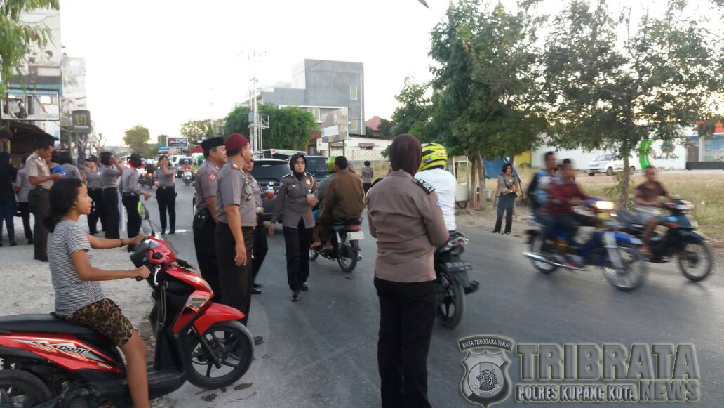 Polwan Polres Kupang Kota Bagi Takjil Kepada Pengendara Motor dan Mobil.