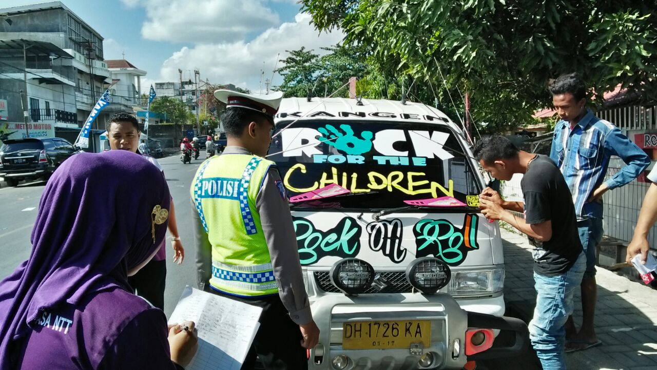 Satuan Lalu lintas Polres Kupang Kota Tertibkan Angkutan Umum yang memasang Stiker Mengandung Unsur Sara dan Pornografi.