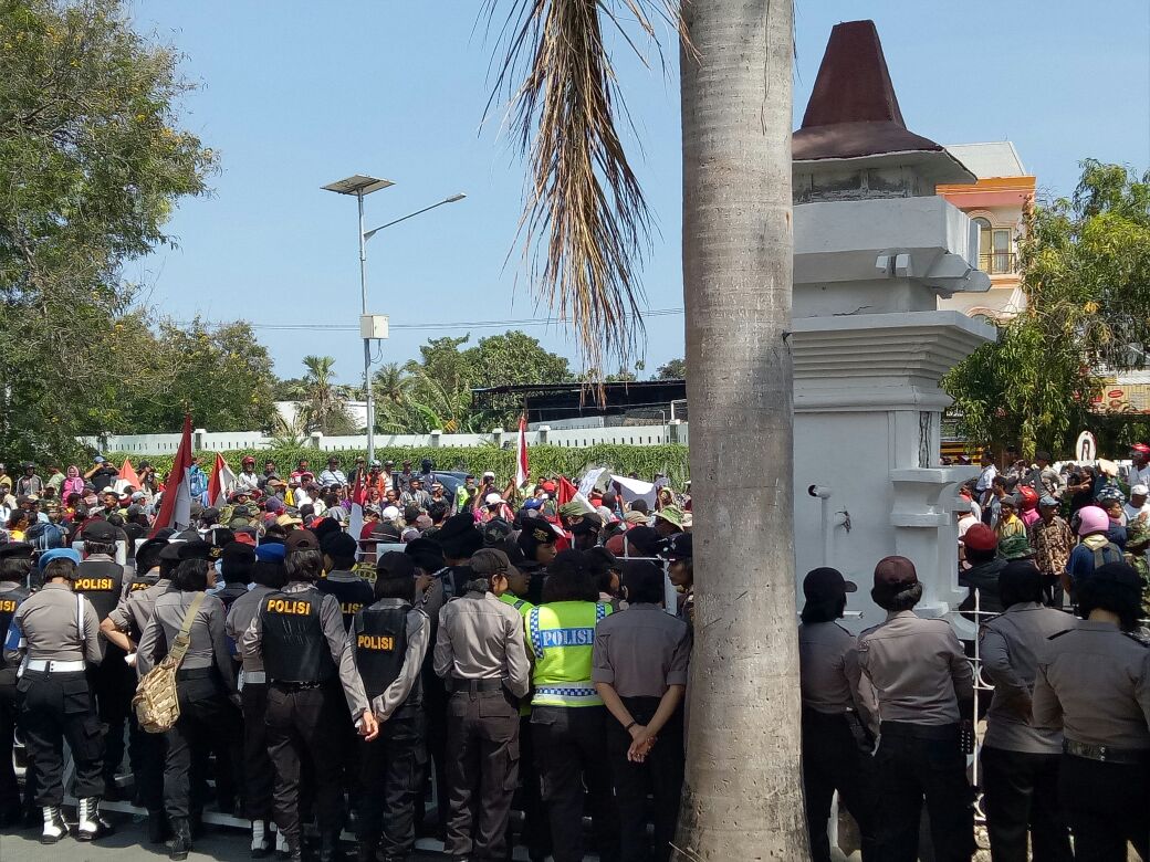 Polres Kupang Kota Amankan Jalannya Aksi Unjuk Rasa Warga Eks Timor - Timur.