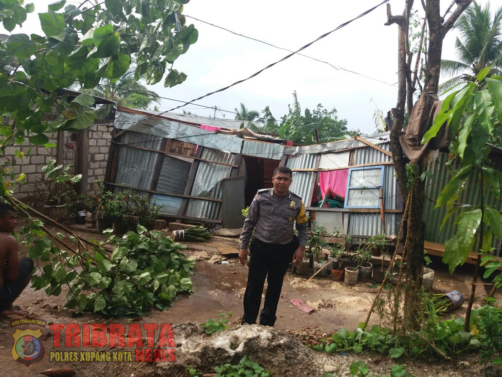 Bhabinkamtibmas Polres Kupang Kota Tinjau Lokasi Bencana Angin Puting Beliung.