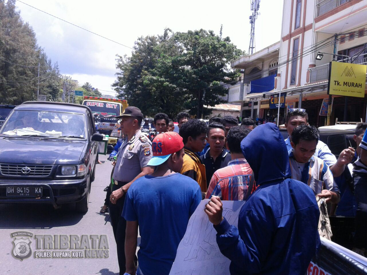 Personil Polres Kupang Kota Amankan Aksi Unjuk Rasa Oleh Forum Pemuda Sumba Anti Korupsi (FOSAK).