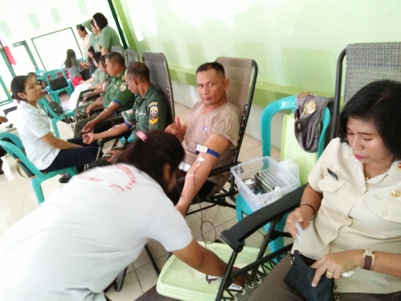 Personil Polres Kupang Kota Turut Serta Donor Darah Memperingati Hari Juang Kartika 2017.
