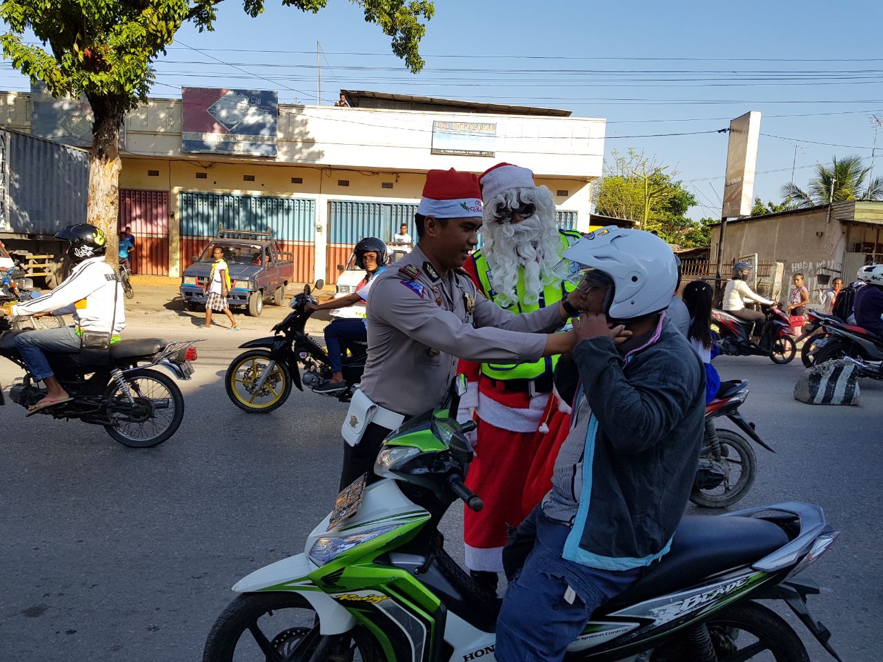 Sinterklas Bagikan Helm di Kota Kupang.