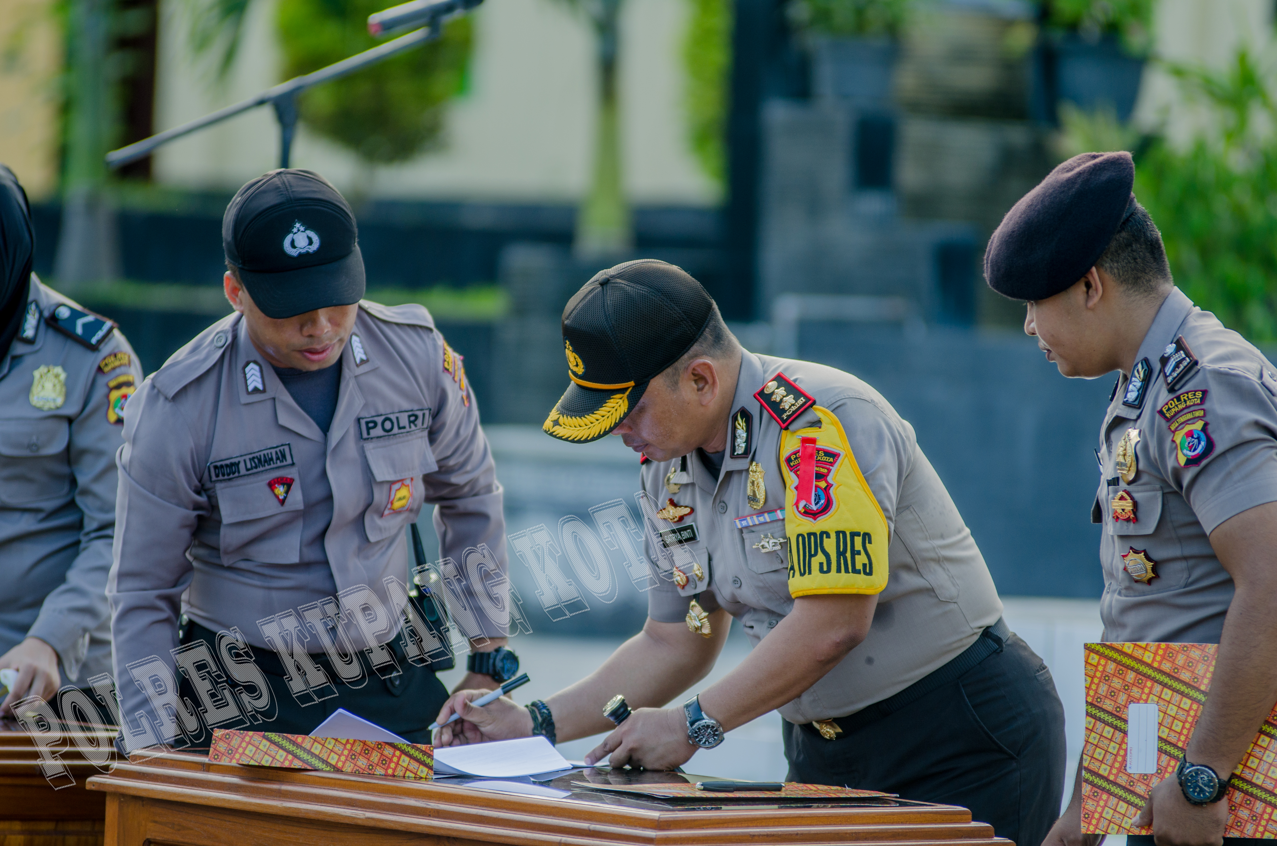Kapolres Kupang Kota Pimpin Penandatanganan Pakta Integritas Wilayah Bebas Korupsi dan Wilayah Birokrasi Bersih dan Melayani
