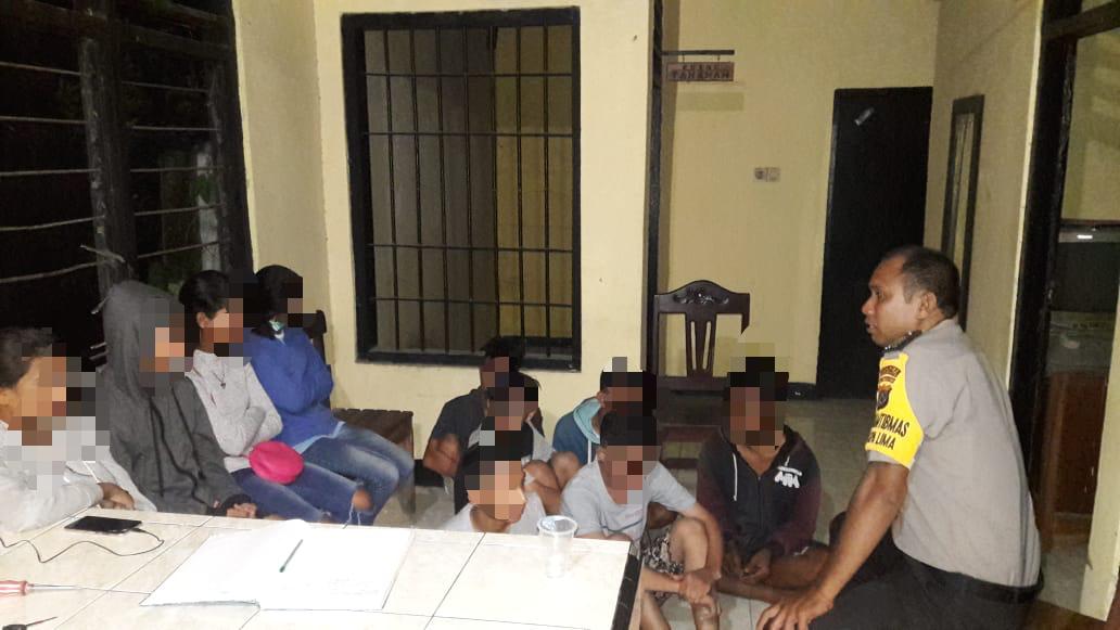Lagi Asyik Konsumsi Miras, 10 Pemuda dan Pemudi Diamankan Bhabinkamtibmas Kelurahan Kelapa Lima