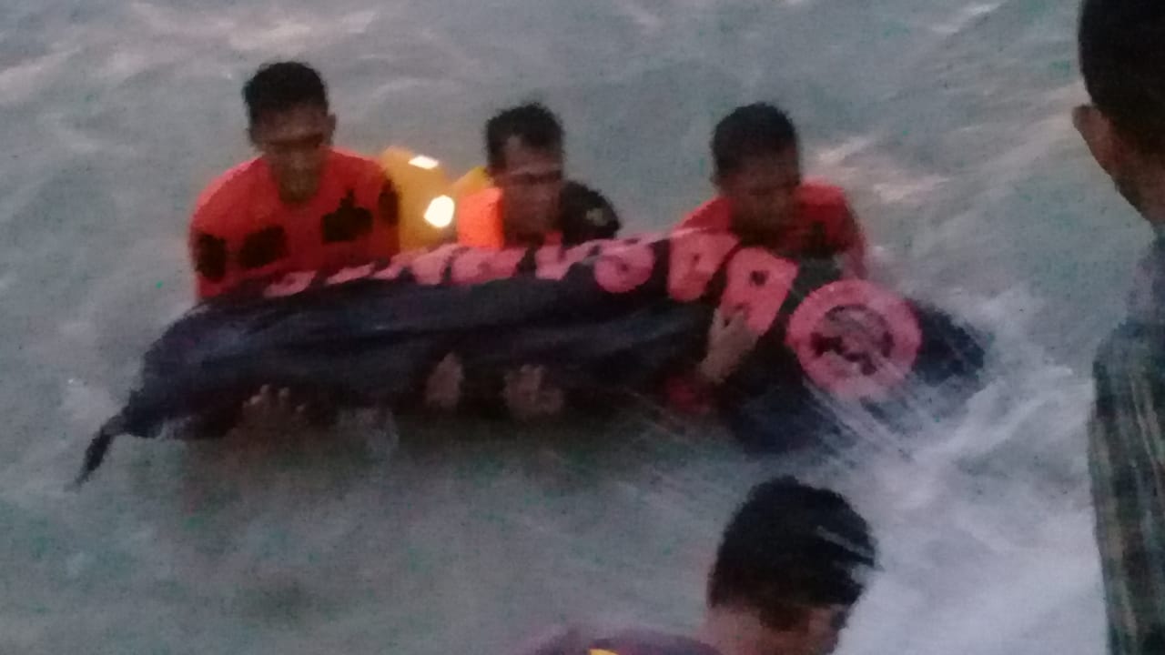 Personil Polsek Alak dan KP3 Laut bersama Tim Basarnas Mengevakuasi Korban Tenggelam