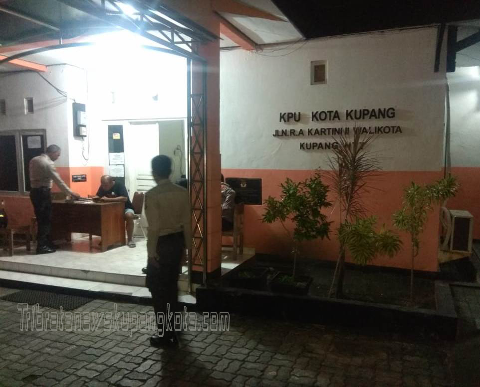 Jelang Pilpres maupun Pileg Tahun 2019 Mendatang,Anggota Sat Sabhara Patroli ke Kantor KPU dan Bawaslu Kota Kupang.