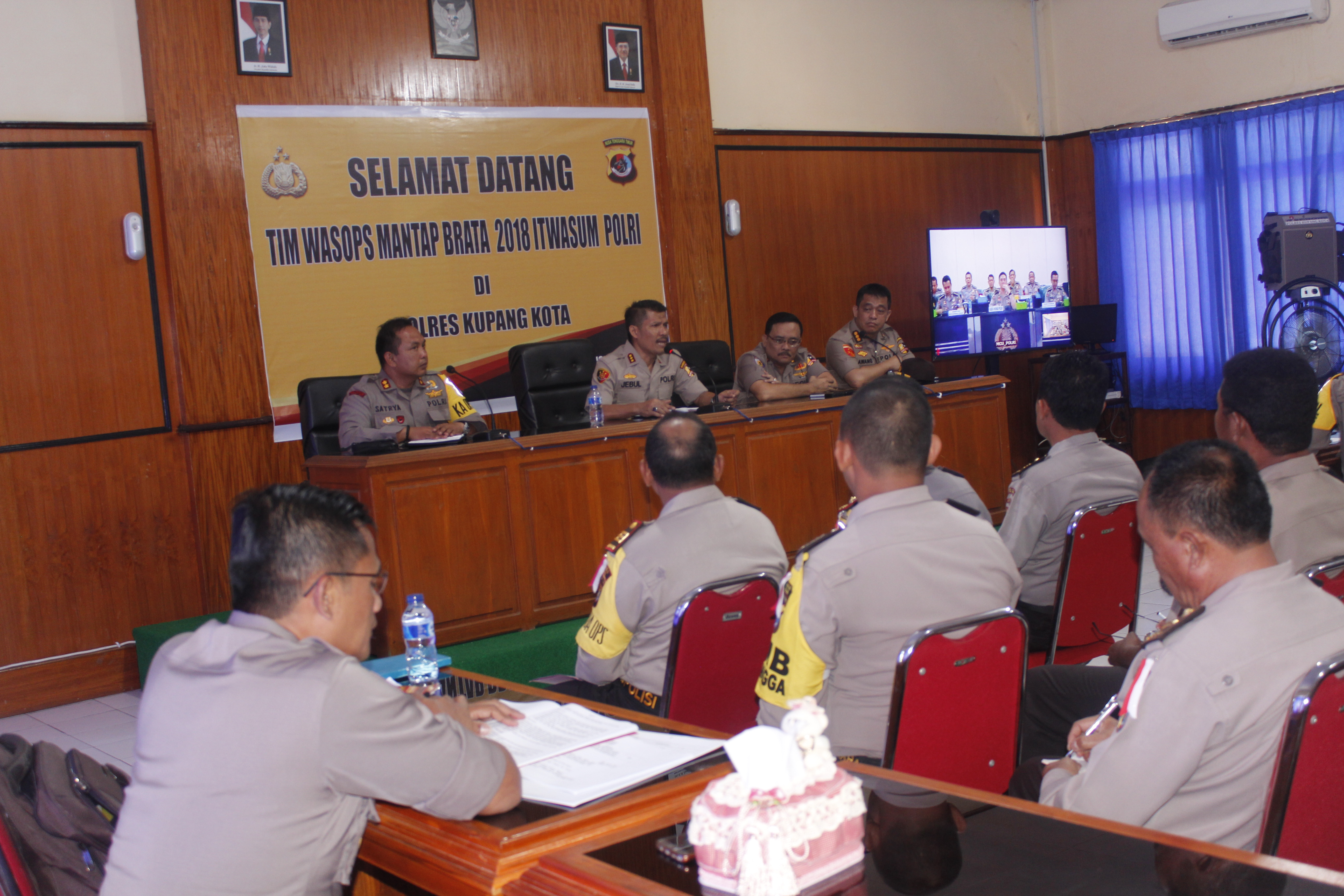 Kunjungi Polres Kupang Kota, Kombes Pol Drs. Jebul Jatmiko Minta Anggota Polri Tetap Netral.