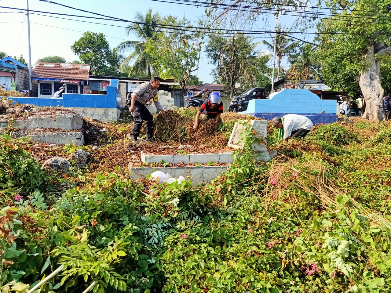 Bhabinkamtibmas Kelurahan Nunhila Bersama Warga Kerja Bakti Membersihkan Makam