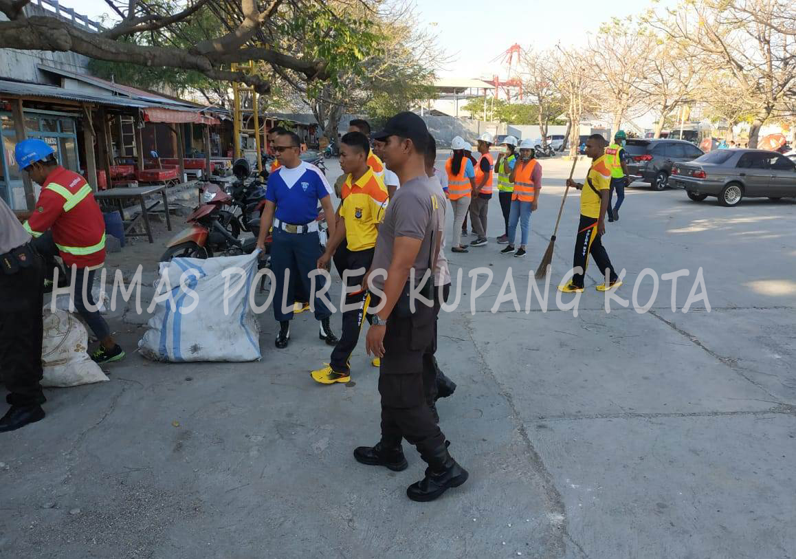 Pelindo III, Polsek Alak dan Lantamal VII Bersihkan Lingkungan Area Pelabuhan Tenau Kupang.