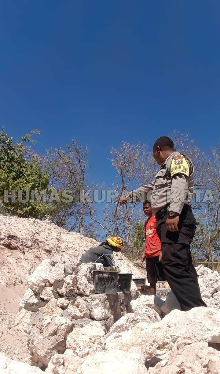 Sambangi Pekerja Bangunan, Bhabinkamtibmas Kolhua Himbau Jaga Keselamatan.