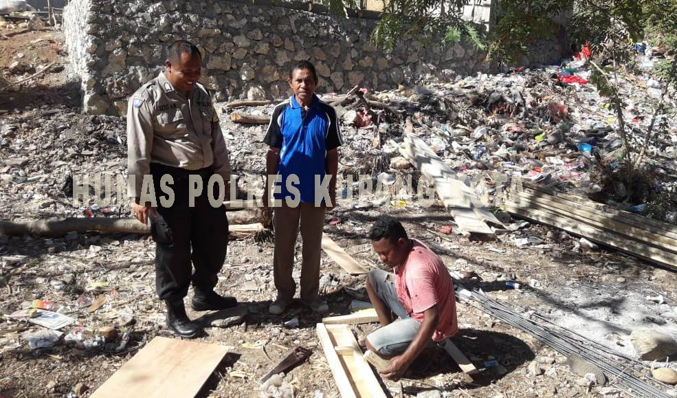 Sambangi Warga Pekerja Bangunan, Bripka Ketut Himbau Agar Jaga Keselamatan.