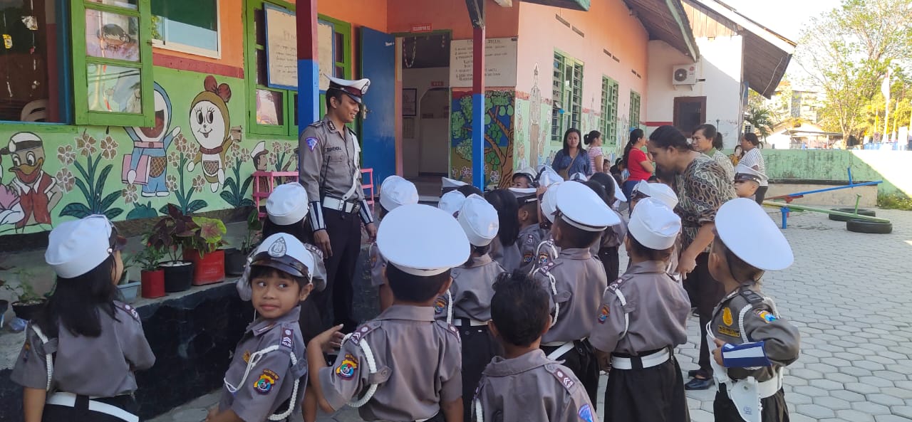 Ajarkan  Tertib Berlalu Lintas Sejak Dini,Sat Lantas Polres Kupang Kota Kunjungi TK Bhayangkara.