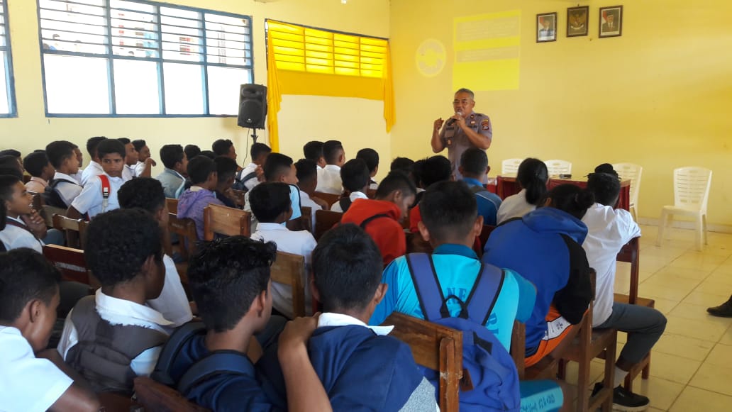 Kapolsek Oebobo Himbau Pelajar SMK 5 Kupang Tentang Tertib Berlalulintas dan Bahaya Narkoba