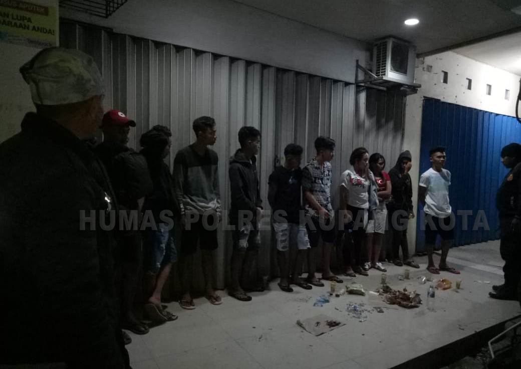 Nongkrong Sambil Mengkonsumsi Miras,Sejumlah Pemuda di Bubarkan Patroli Gabungan Sat Samapta.