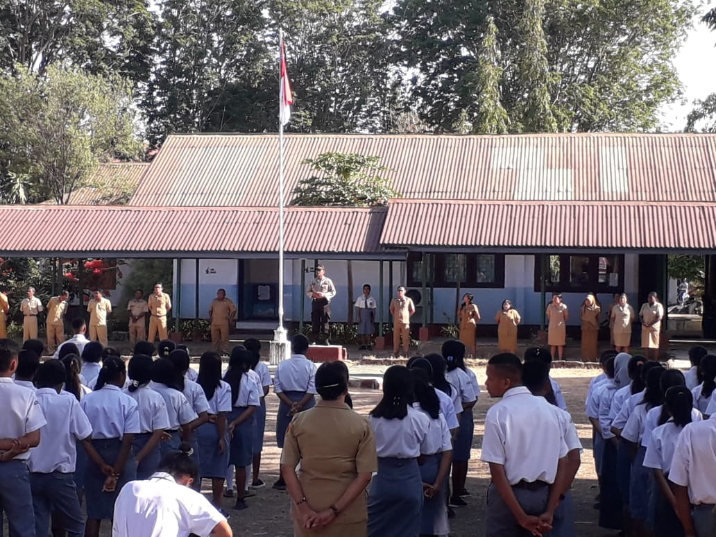 Wujud Kehadiran Polisi di Sekolah, KBO Binmas Polres Kupang Kota Pimpin Upacara di SMK Negeri 5 Kupang