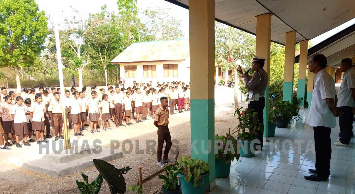 Police Goes to School Sambangi SMAN 11 Kupang.