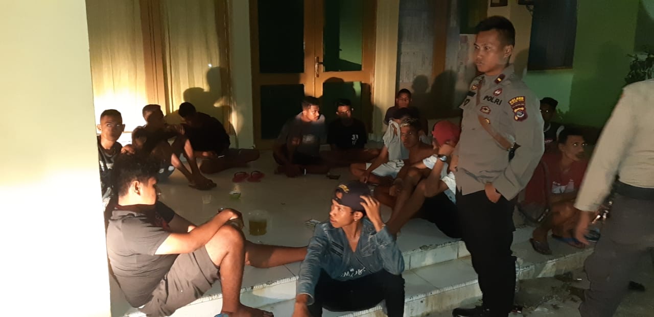 Personil Satuan Sabhara Polres Kupang Kota Musnahkan Miras dan Penggeledahan Terhadap Sekelompok Pemuda