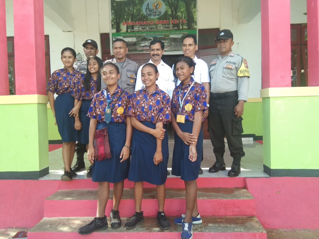 Bhabinkamtibmas Kelurahan Fatukoa Berikan Himbauan Kepada Pelajar SMP Negeri 18 Kupang