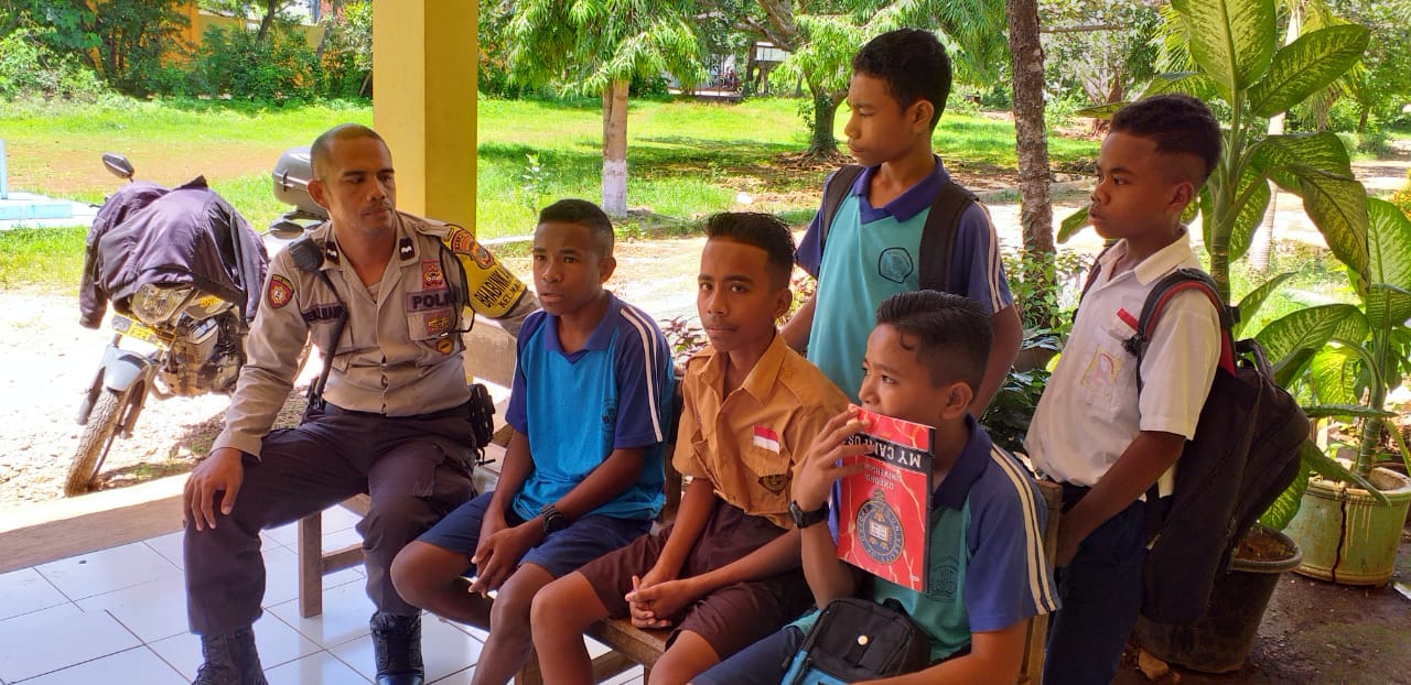 Sambangi Pelajar SMP 11, Bhabinkamtibmas Kelurahan Naimata Sampaikan Himbauan Kamtibmas
