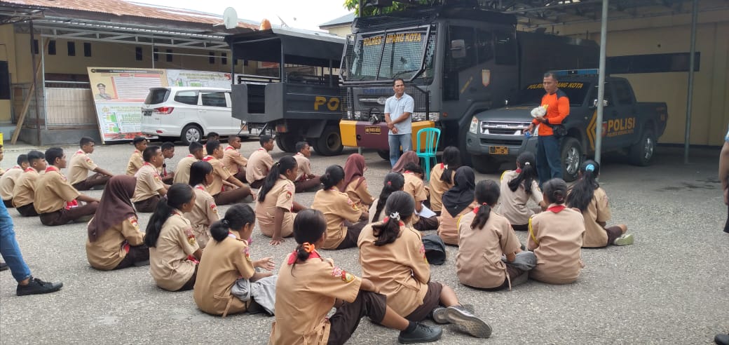 Unit Identifikasi Polres Kupang Kota Latih TPTKP Anggota Saka Bhayangkara