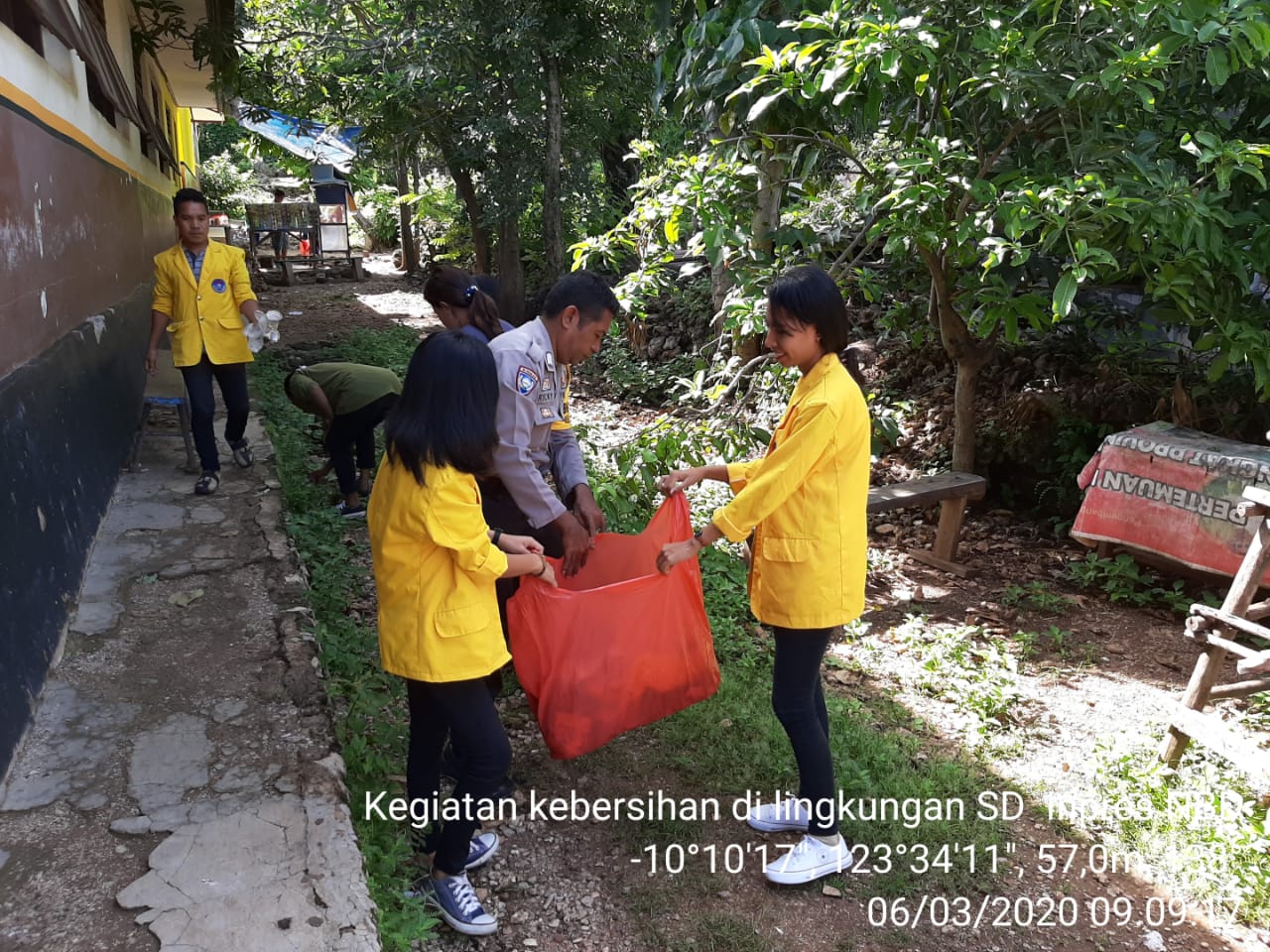 Berikan Rasa Nyaman Dan Bersih, Bhabinkamtibmas Bersama Lurah Serta Mahasiswa Unkris Bersihkan Sampah di SD Inpres Nunbaun Delha