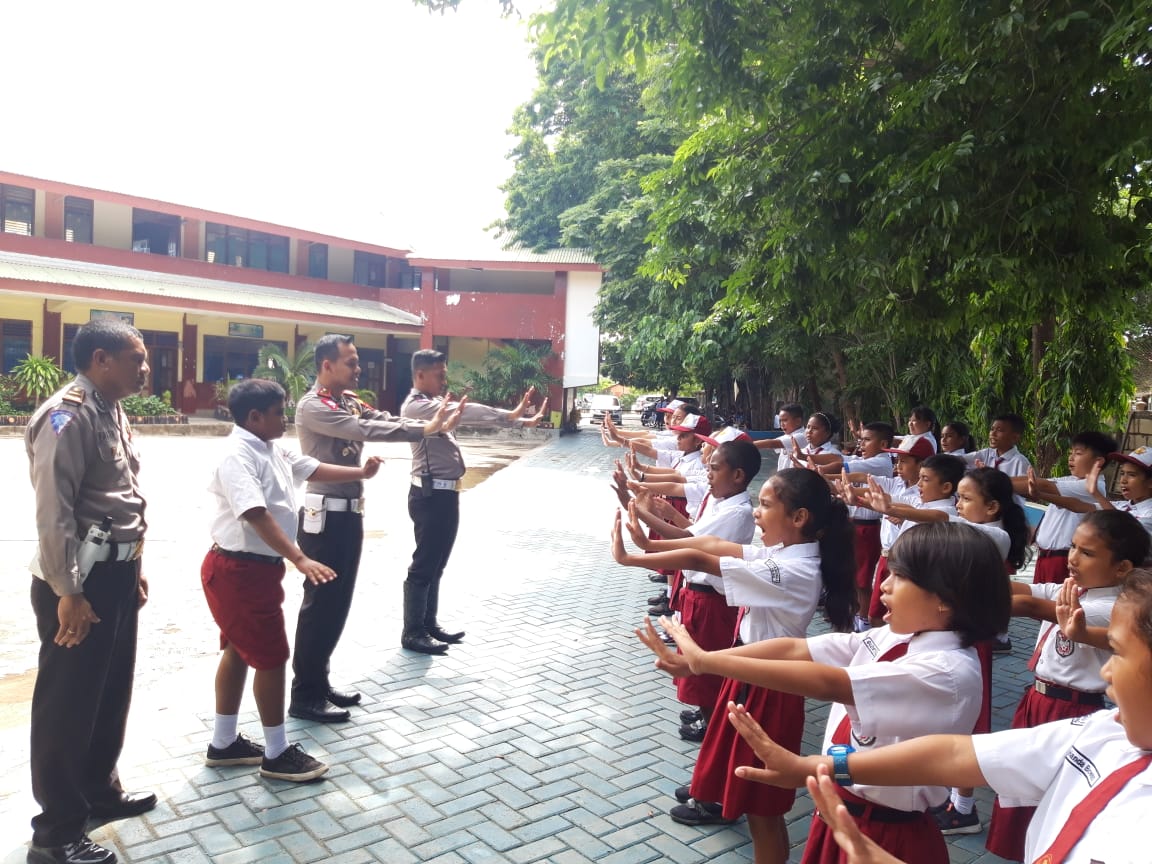 Satlantas Polres Kupang Kota Berikan Edukasi Tertib Lalulintas Kepada Pelajar SDK Don Bosco 3 Kupang