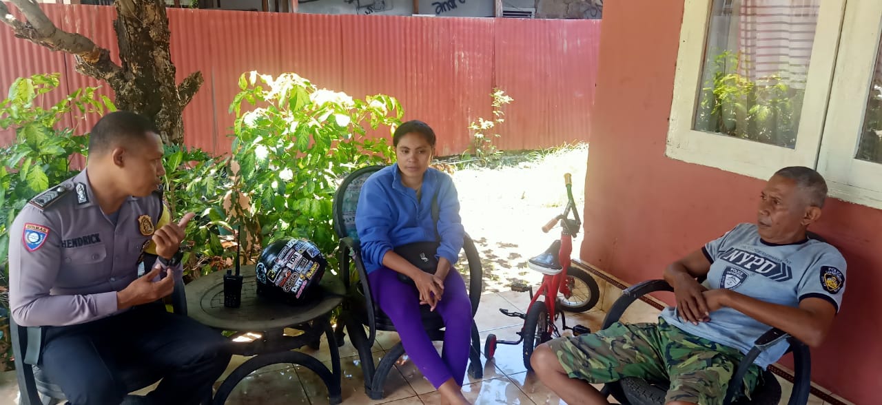 Jalin Keakraban, Bhabinkamtibmas Kelurahan Oetete Sambang ke Rumah Warga