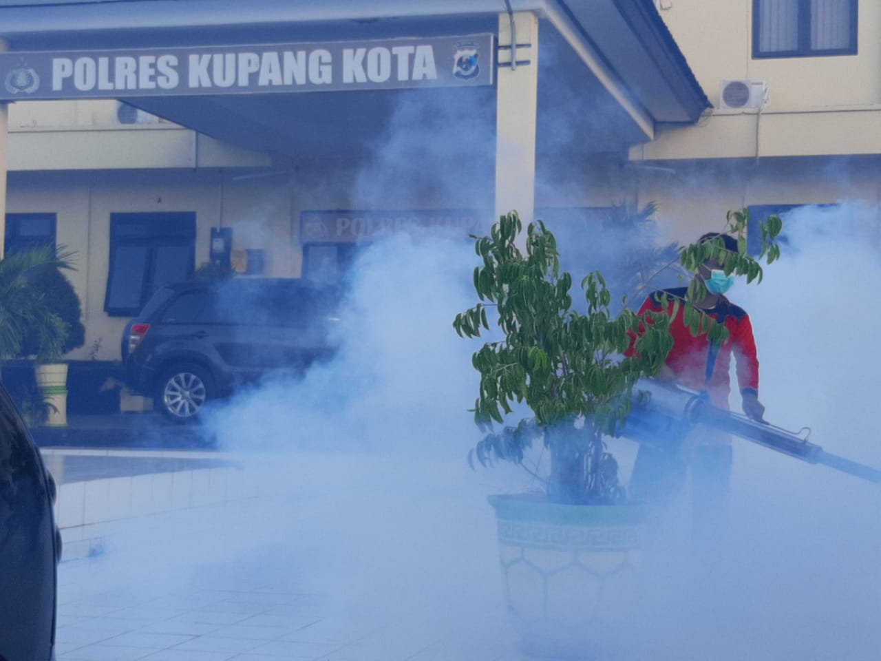 Antisipasi COVID-19, Biddokkes Polda NTT Lakukan Penyemprotan Disinfektan di Mapolres Kupang Kota