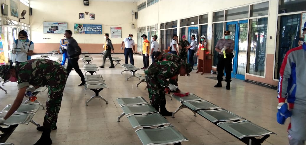 Antisipasi Covid-19 | TNI Polri Bersama Instansi Terkait Semprot Disinfektan di Pelabuhan Tenau Kupang