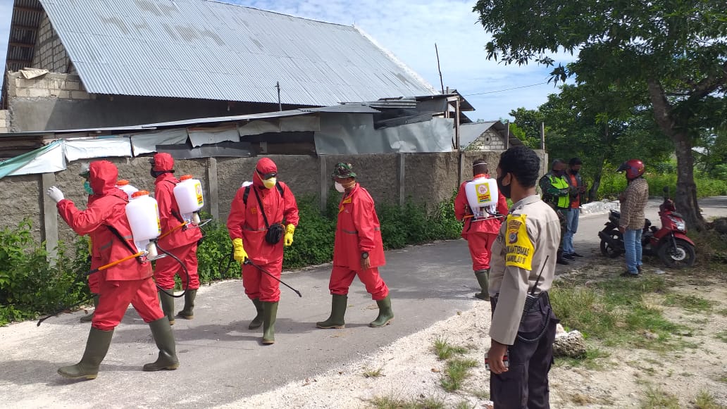 Cegah Virus Corona, Bhabinkamtibmas Kelurahan Manulai II Dampingi Petugas Kesehatan Lakukan Penyemprotan Disinfektan