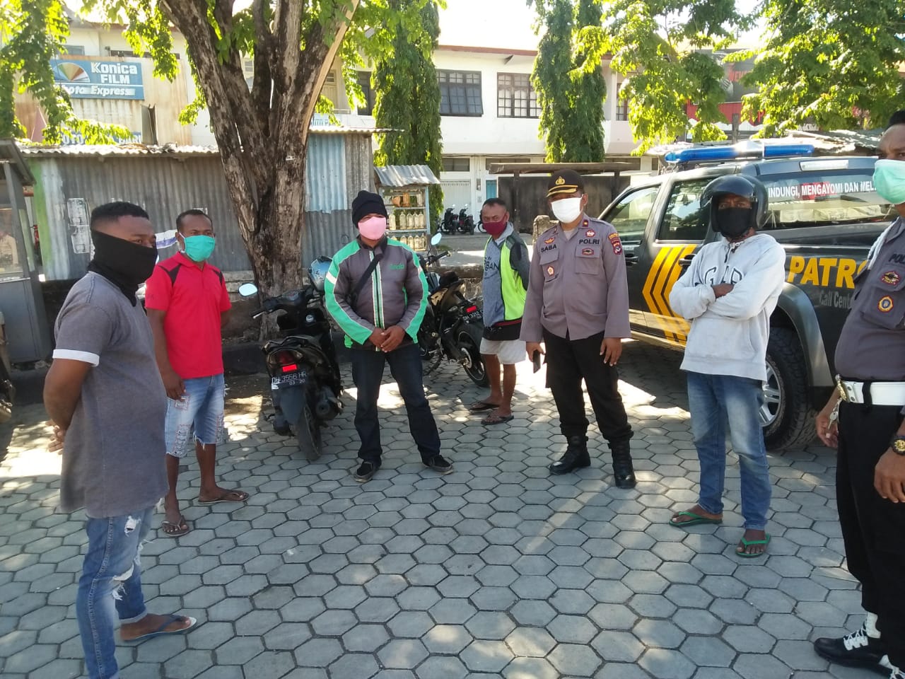 Cegah Virus Corona, Kapolsek Oebobo Berikan Himbauan Serta Bagi Masker Gratis Kepada Warga Pasar Oebobo