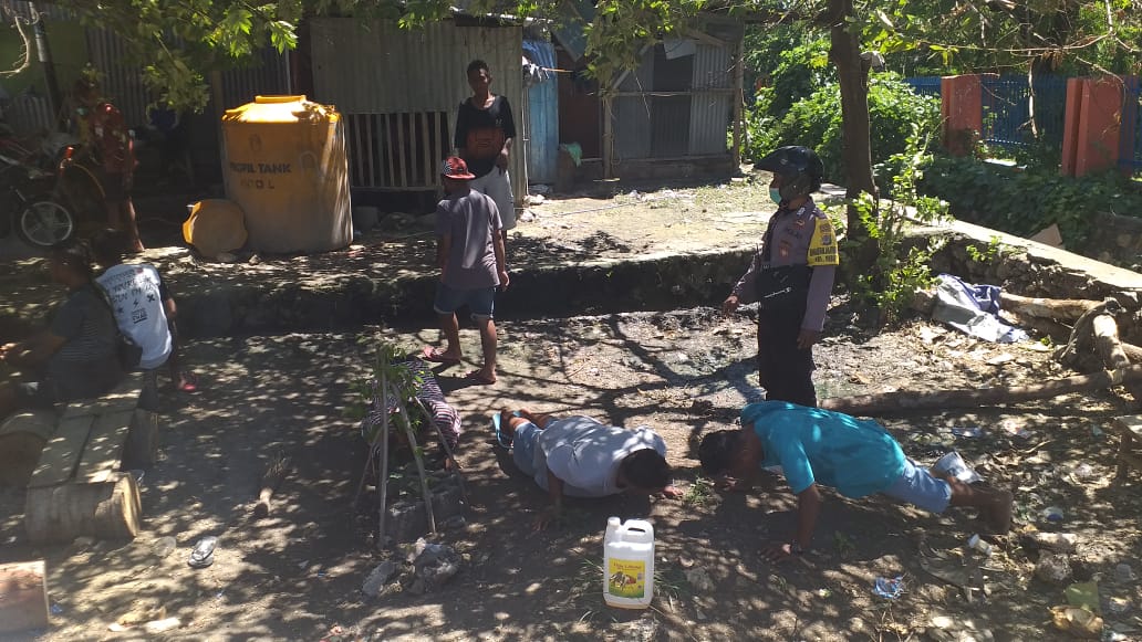 Bhabinkamtibmas Kelurahan Oebufu Berikan Himbauan Dan Pembinaan Terhadap Pemuda Yang Berkumpul Dan Mengkonsumsi Miras di Tengah Pandemi Virus Corona